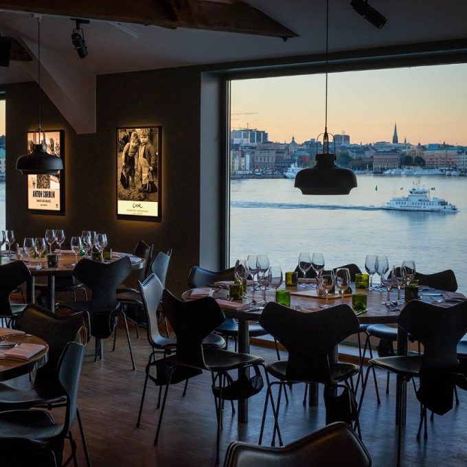 Matsal på Novum Kitchen med dukade bord i kvällsljus